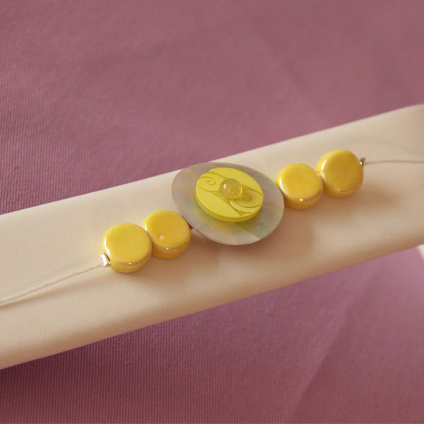 Bracelet fantaisie en boutons de nacre jaune